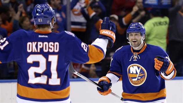 Lubomir Vioovsk (vpravo) a Kyle Okposo slav gl NY Islanders.