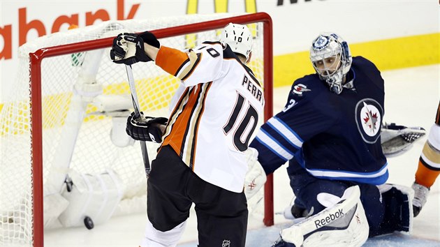 Ondej Pavelec, brank Winnipegu, je pekonn. Pokoil ho Corey Perry z Anaheimu.