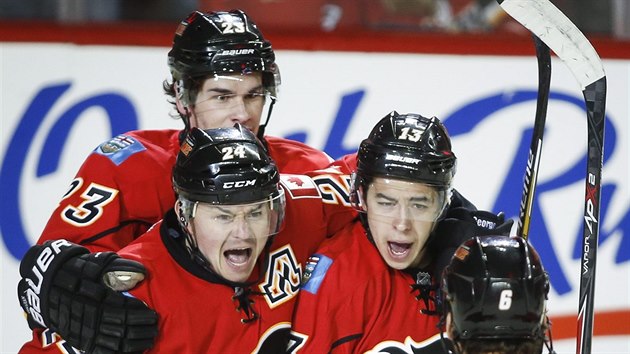 Sean Monahan, Ji Hudler, Johnny Gaudreau a Dennis Wideman (zleva) slav gl Calgary.