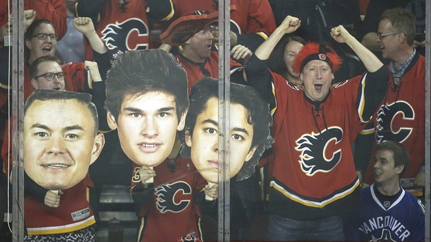 Fanouci Calgary slav gl. Mezi jejich hrdiny pat i Ji Hudler (paprov hlava vlevo).