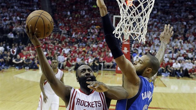 James Harden (vlevo) z Houstonu m ke koi Dallasu ped Tysona Chandlera.