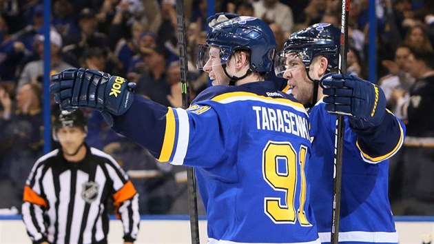 Vladimir Tarasenko (vlevo) a Paul Stastny slav gl St. Louis, v pozad peknan minnesotsk brank Devan Dubnyk.