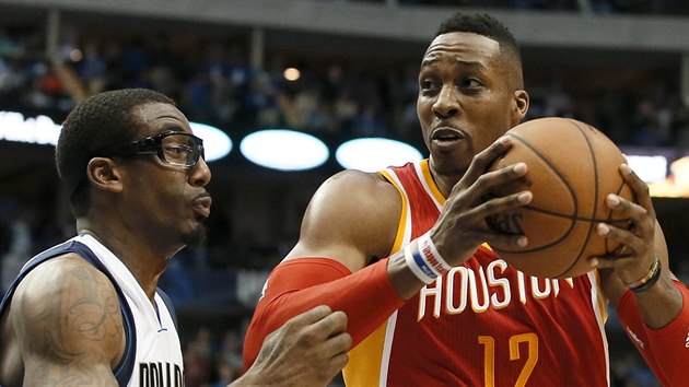 Dwight Howard (vpravo) z Houstonu se odr ke koi Dallasu, brn ho Amar'e Stoudemire.