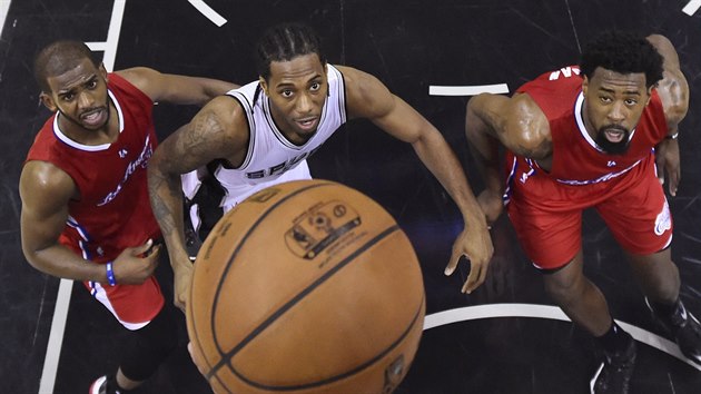 Kawhi Leonard (uprosted) ze San Antonia a Chris Paul (vlevo) s DeAndrem Jordanem z LA Clippers sleduj, kam se odraz m.