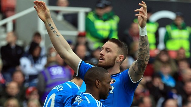 Connor Wickham (vpravo) slav se spoluhri ze Sunderlandu svj gl.