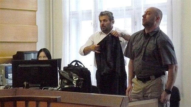 Strnk Mstsk policie v Jaromi Petr Skla u Okresnho soudu v Nchod (31.3.2015).