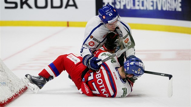 Vladimr Sobotka (dole) v souboji s finskm hokejistou Attem Ohtamaou
