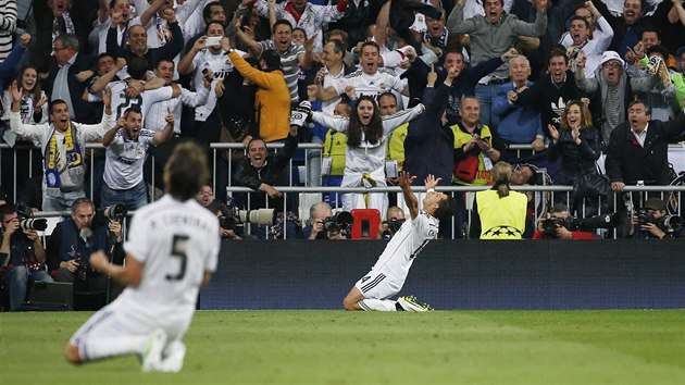 Javier Hernndez (vzadu) z Realu Madrid slav postupov gl do semifinle Ligy mistr v zpase proti Atltiku Madrid.