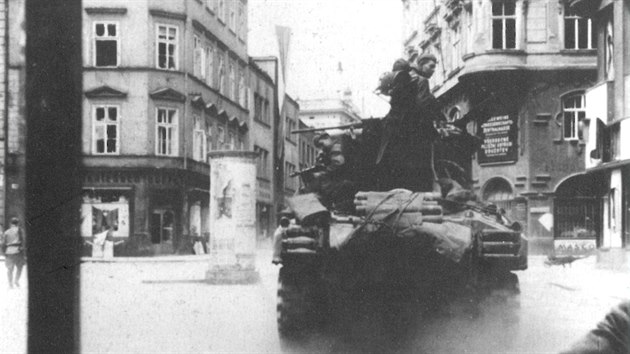 Tank Sherman M4A2 (6. gardová tanková armáda). s pěchotním výsadkem projíždí křižovatkou České a Solniční ulice.