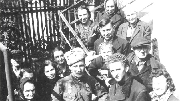 Obyvatelé domu č.p. 34b na ulici Trávníky v brněnské části Černá Pole se sovětským gardovým poručíkem Solozobovem, 27. duben 1945.
