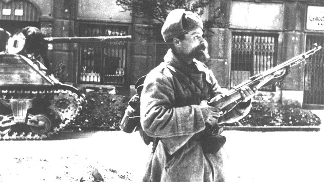 Sovětský pěšák s karabinou Mosin vz. 1944 na Gorkého (Falkensteinerově) ulici, 26. duben 1945.