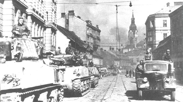 Kolona Shermanů M4A2 z 9. gardového mechanizovaného sboru sovětské 6. gardové tankové armády 26. dubna 1945 na Křenové ulici.