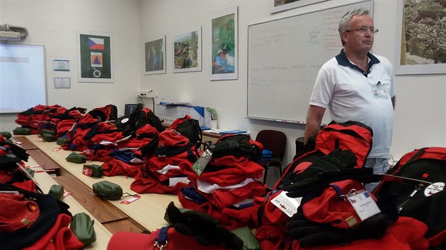 Brněnští záchranáři a hasiči vyrážejí na pomoc obětem zemětřesení v Nepálu (27.4.2015).