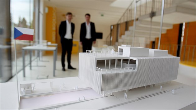 Michal Kritof a Ondej Chybk ukzali model svho pavilonu pro Expo 2015.