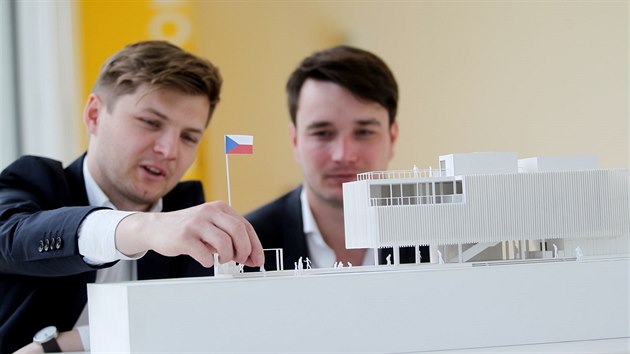 Michal Krištof (vlevo) a Ondřej Chybík ukázali model svého pavilonu pro Expo 2015.