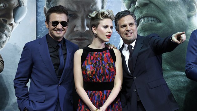 Jeremy Renner (vlevo), Scarlett Johanssonov a Mark Ruffalo na londnsk premie Avengers: Age of Ultron (21. dubna 2015)