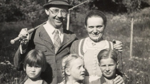 S rodinou v Bavorsku.  Na fotografii z roku 1935 je Himmler s manelkou Margou, dcerou Gudrun, jej kamardkou (vlevo) a synem Gerhardem.