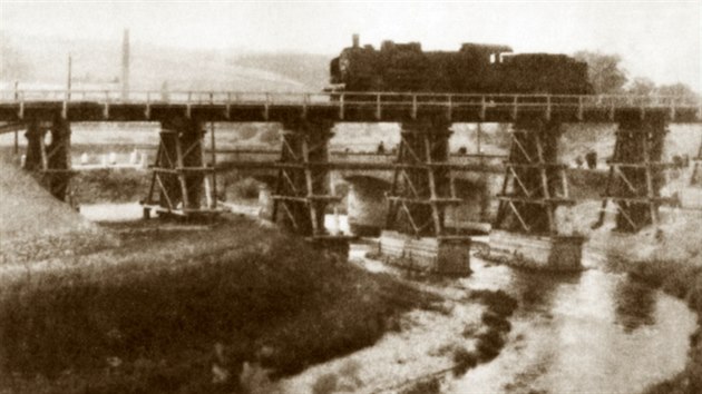 Zatěžkávací zkoušku pilotového mostu v Bělovsi u Náchoda provedly lokomotivy DRB 38 a ČMD 524,1.
