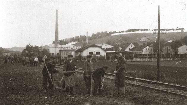 V roce 1946 se upravovalo okolí tratě v Bělovsi pro druhou kolej. Vpravo je běloveský truhlář Karel Kašpárek, který se dožil 107 let.