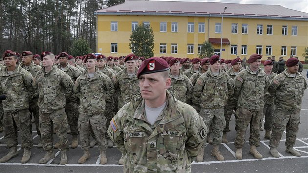 Amerit vsadki zahjili vcvik ukrajinskch vojk ve Lvovsk oblasti (20. dubna 2015).