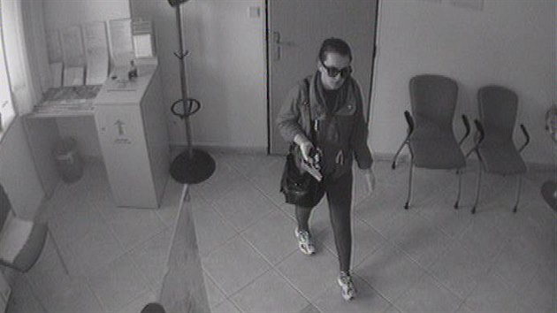 Zlodějku, která přepadla pobočku banky ve Zbýšově, zachytila kamera.