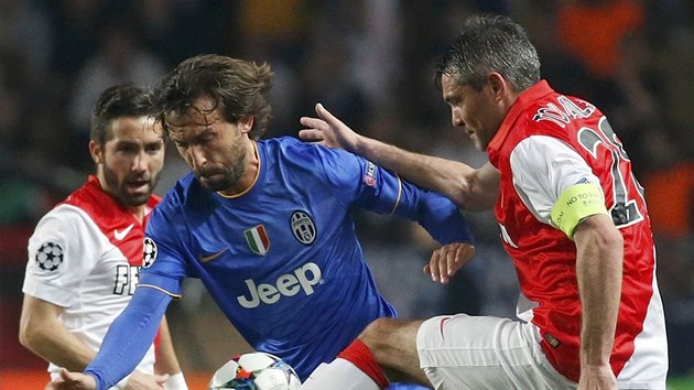 S DOVOLENM, DKUJI. Andrea Pirlo z Juventusu se vydal na cestu skrz obranu Monaka.