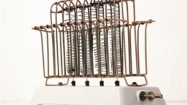 První komerčně úspěšný topinkovač od firmy General Electric z roku 1909