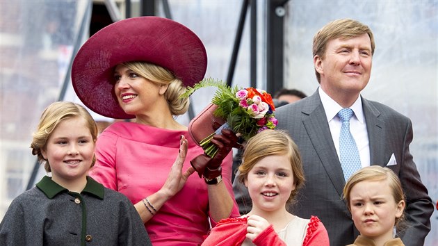 Nizozemsk krlovsk rodina: princezna Amalia, krlovna Mxima, princezna Alexia, krl Vilm-Alexandr a princezna Ariane (Dordrecht, 27. dubna 2015)