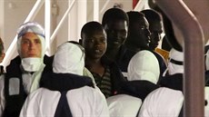 Uprchlíci, kteí peili ztroskotání paerácké lodi u beh Libye (20. dubna...