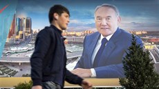 Plakát kazaského prezidenta Nursultana Nazarbajeva v Almaty (21. dubna 2015)