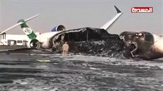 První záběry explodovaného letadla na letišti v Sanaa