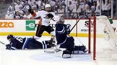 Puk se zastavil a v síti, branká Ondej Pavelec nestihl zasáhnout. Z gólu se...