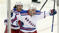 Carl Hagelin (vlevo) a Kevin Hayes kepí po vítzné brance Rangers.