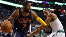 Kyrie Irving (vlevo) z Clevelandu se dere pes bránícího Averyho Bradleyho z...