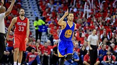 Stephen Curry z Golden State slaví úsp�né zakon�ení v duelu s New Orleans.