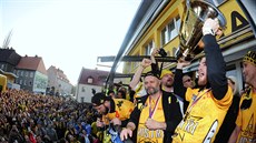 HOI, DKUJEM. Fanouci litvínovských hokejist naden vítají své hrdiny....