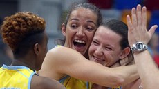 Basketbalistky USK slaví zisk českého titulu. Terezu Vyoralovou (vpravo) objímá...