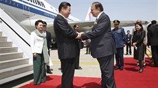 ínský prezident Si in-pching si podává ruce s pákistánským prezidentem...