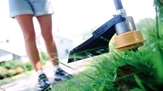 Lehké vy�ína�e jsou ideálním dopl�kem do zahrady k b�né rota�ní seka�ce.