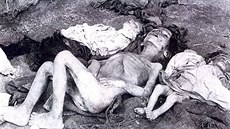 Arménská žena a dvě děti, které během arménské genocidy zemřely hladem.