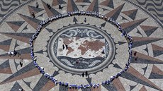 Skupina dobrovolník se shromádila na lisabonském námstí, na kterém je...