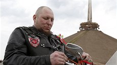 lenové motorkáského klubu Noní vlci navtívili mohylu Slávy u Minsku....