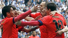 Fotbalisté Barcelony oslavují gól v mstském derby proti Espaolu. Trefil se...