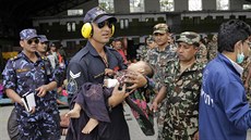 Písluník indického letectva nese v náruí nepálské dít, které bylo i s...