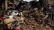 Tisíce Nepálc zbavených domova se uchýlily do stan a shánjí potraviny a...