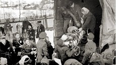 Na dobovém snímku opoutjí nmetí obyvatelé Jesenicko v roce 1946.