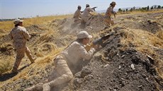 Bojovnice kurdských pemerg pi výcviku v severním Iráku, který je ml...