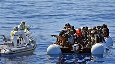 Italští policisté se blíží ke člunu s africkými uprchlíky nedaleko libyjského...