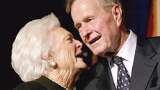 Bývalý americký prezident George Bush s manelkou Barbarou na snímku z...