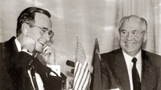 Americký prezident George Bush (vlevo) a nejvyšší sovětský představitel Michail...